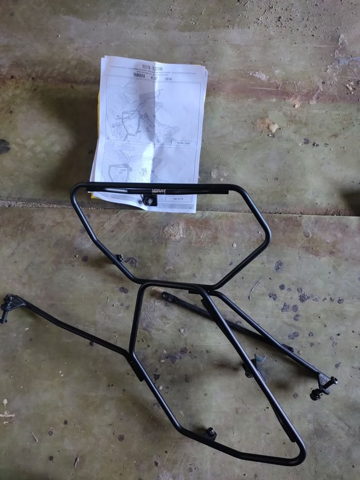 Podpěry brašen GIVI TE2118 a montážní sada TE2118 KIT