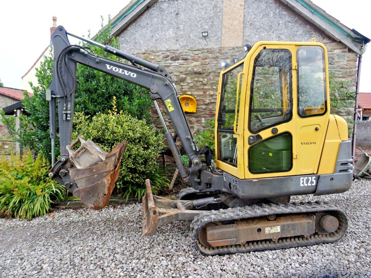Volvo EC25 Stav výborný bagr