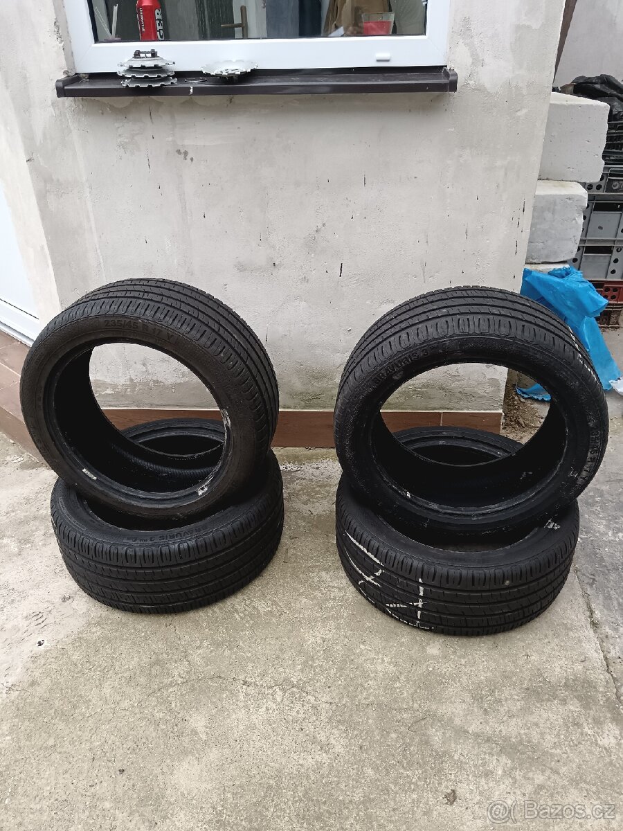 235/45R17