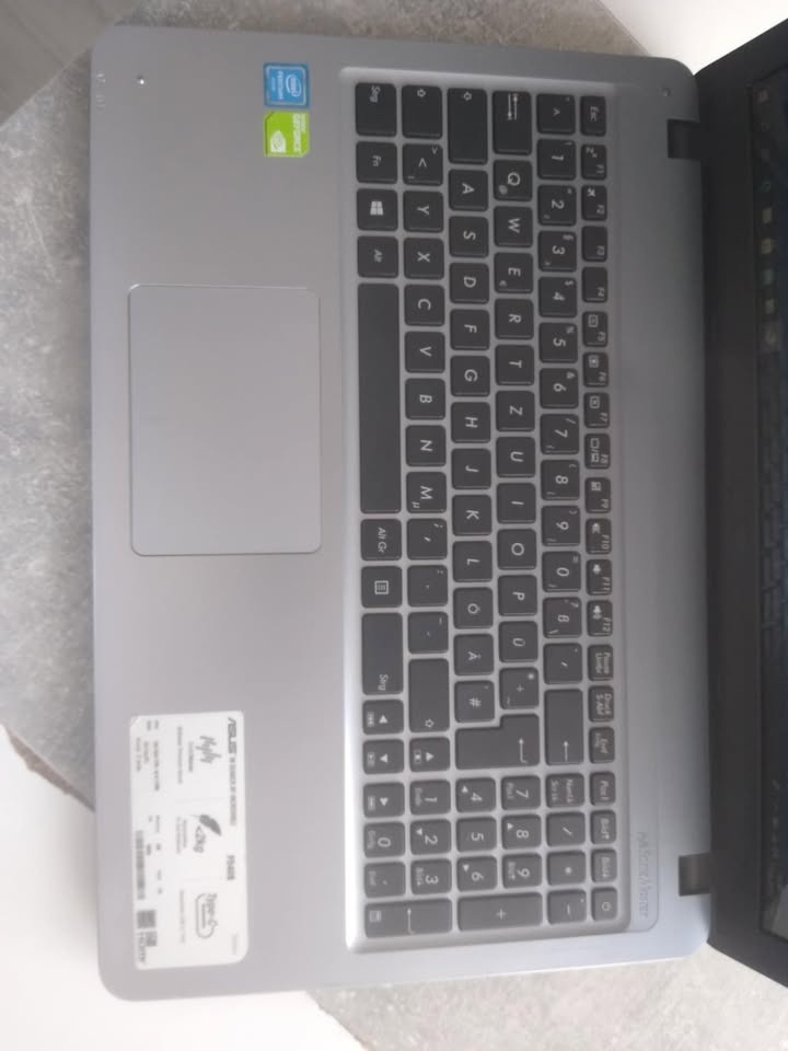 Asus F540s 15.6 led 4Jadro 4 Vlakna 2X Grafika