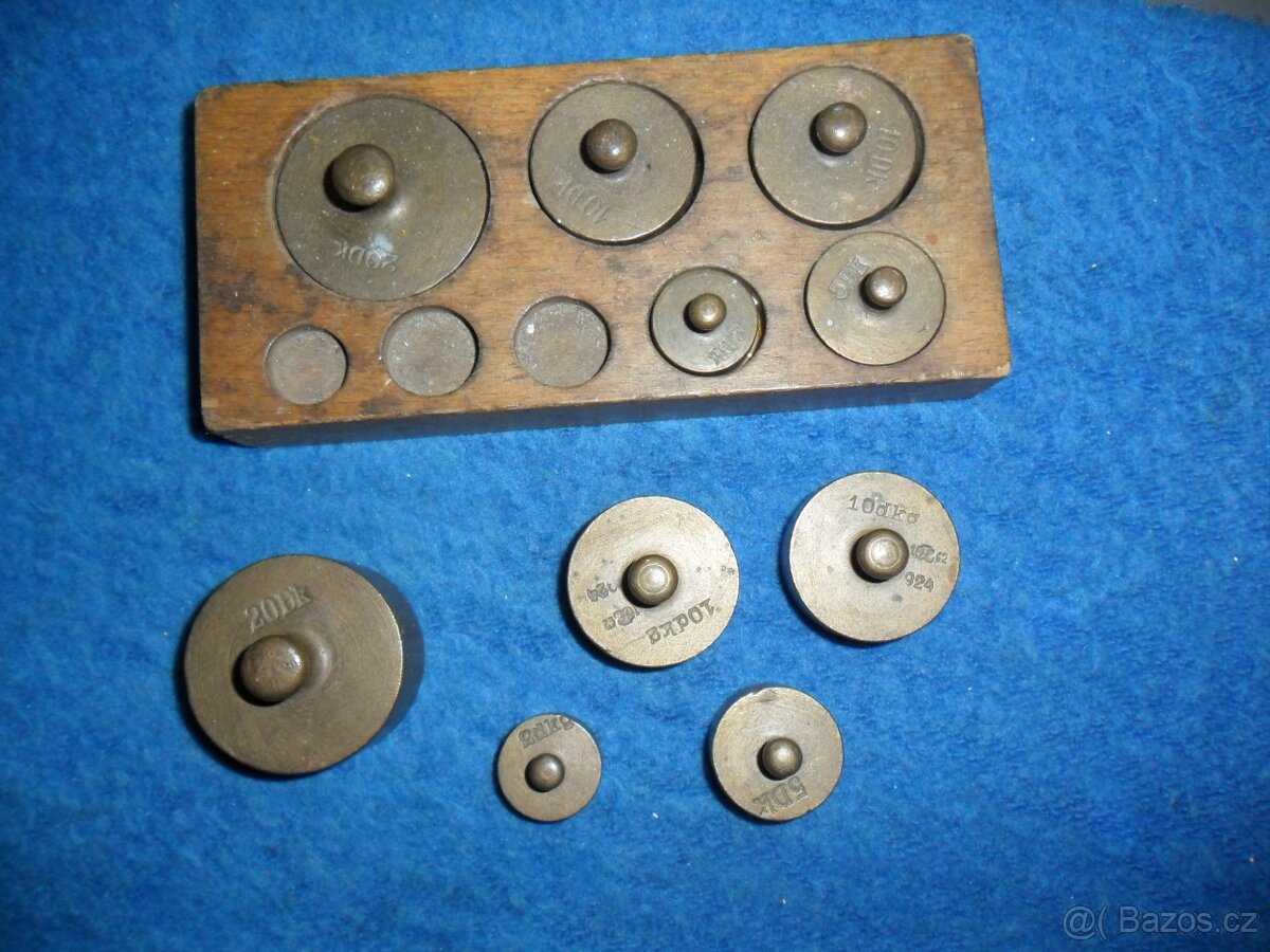 různé - závaží, hodinky, zvonečky, sedlo, formičky, židličky