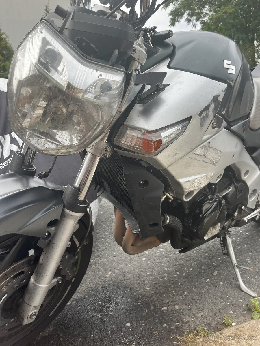 Suzuki GSR 600 (2006) – bouraná, motor OK, na díly