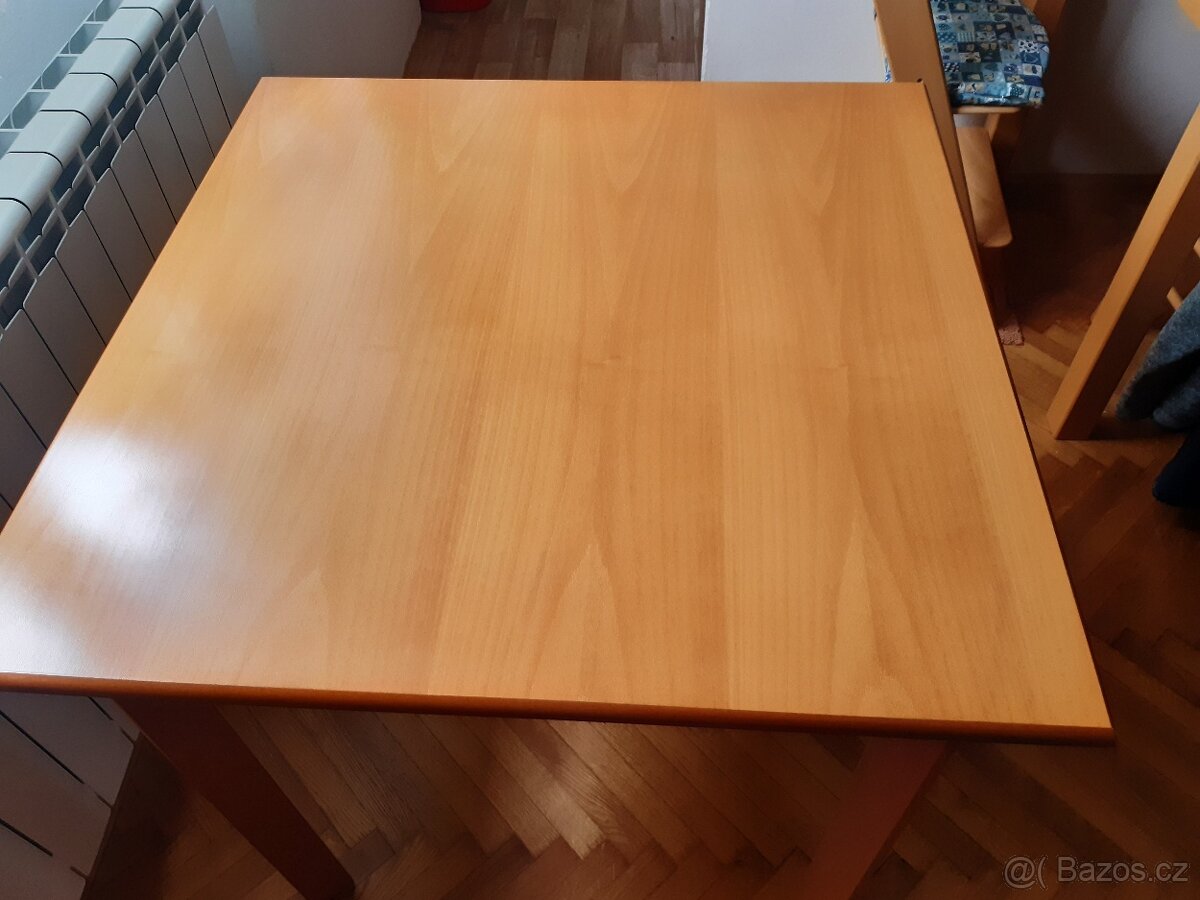Čtvercový stůl