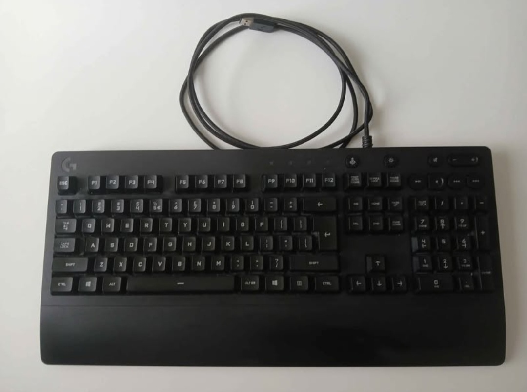 Logitech G213