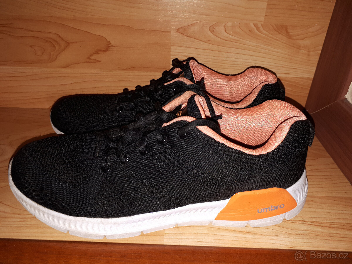 2x botasky zn. Umbro vel. 37, vn.stélka 23,5cm - téměř nové