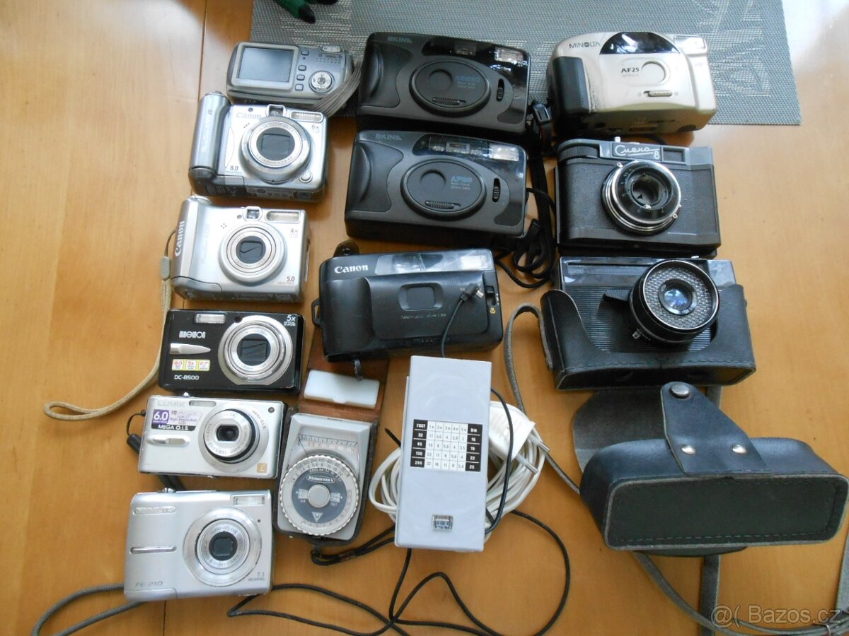 12kusů fotoaparátů +1x expozimetr Leningrad 4 +blesk