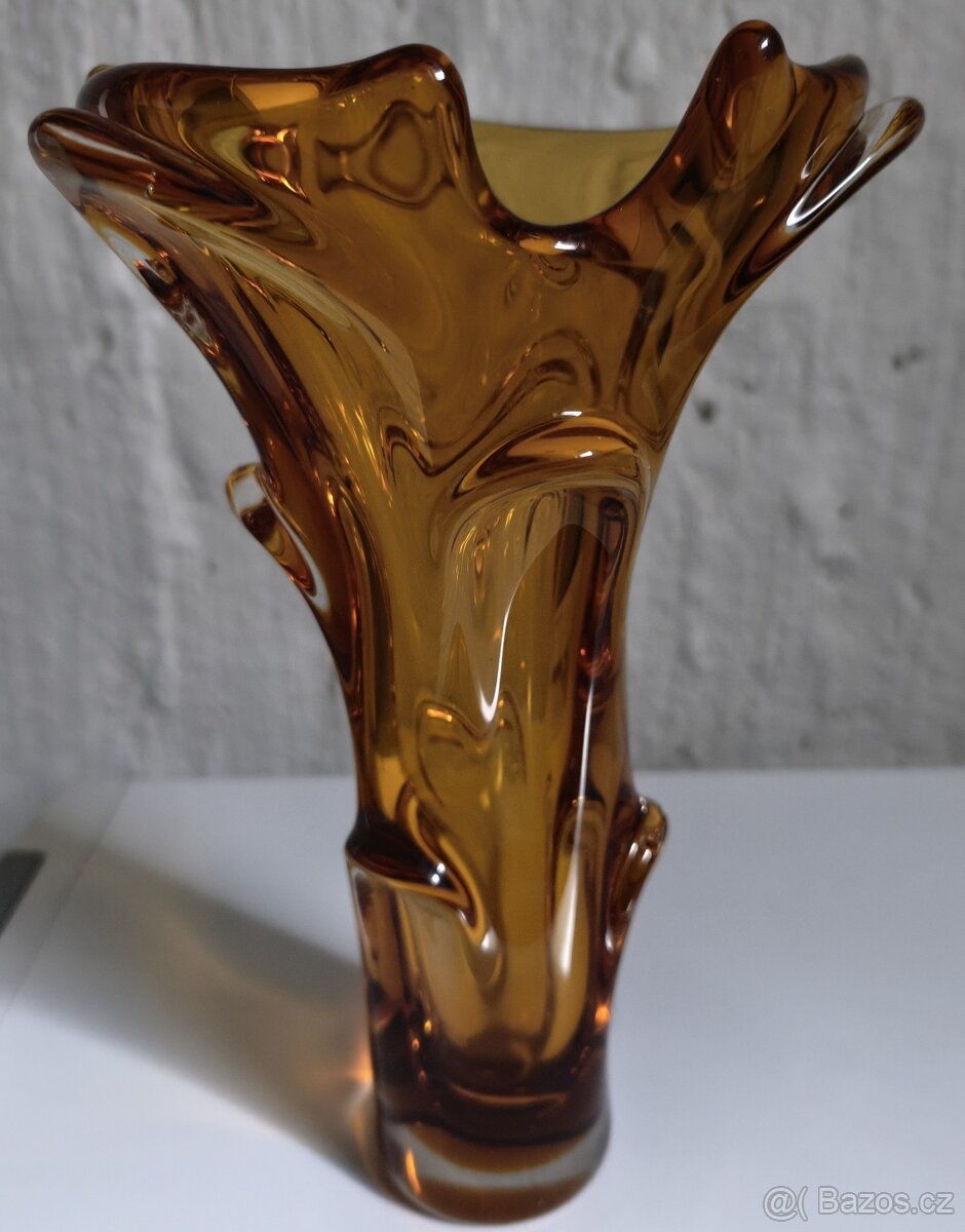 Váza z hutního skla