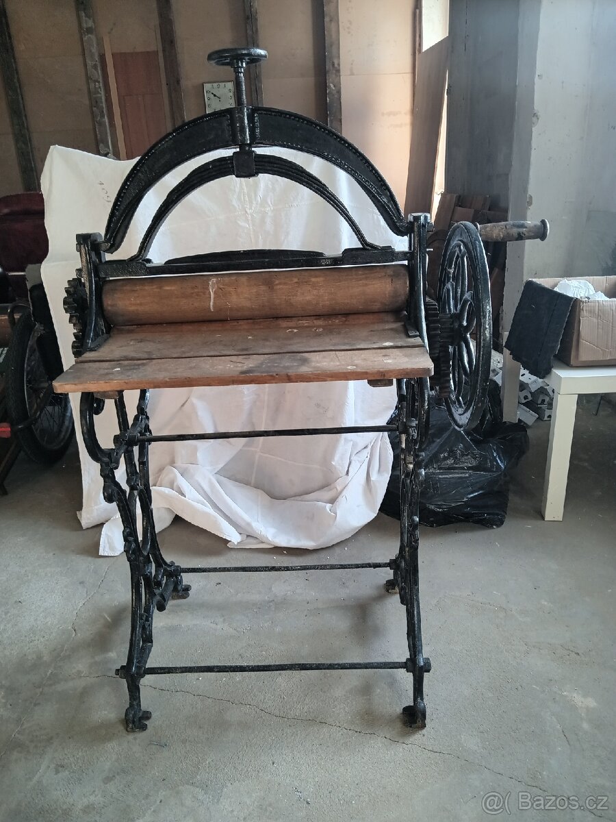 Starožitný krásný mandl, mechanicky v pořádku