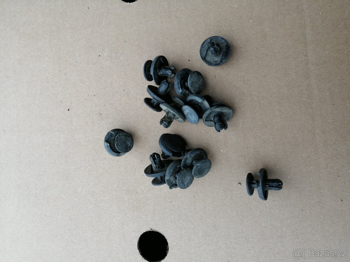 Prodám náhr.díly na Suzuki Swift 1,3i-plastové úchyty