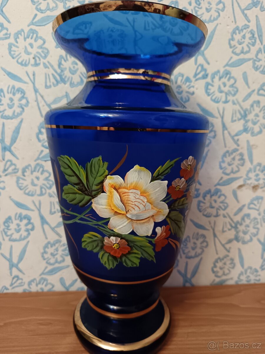 Modrá skleněná váza květinová