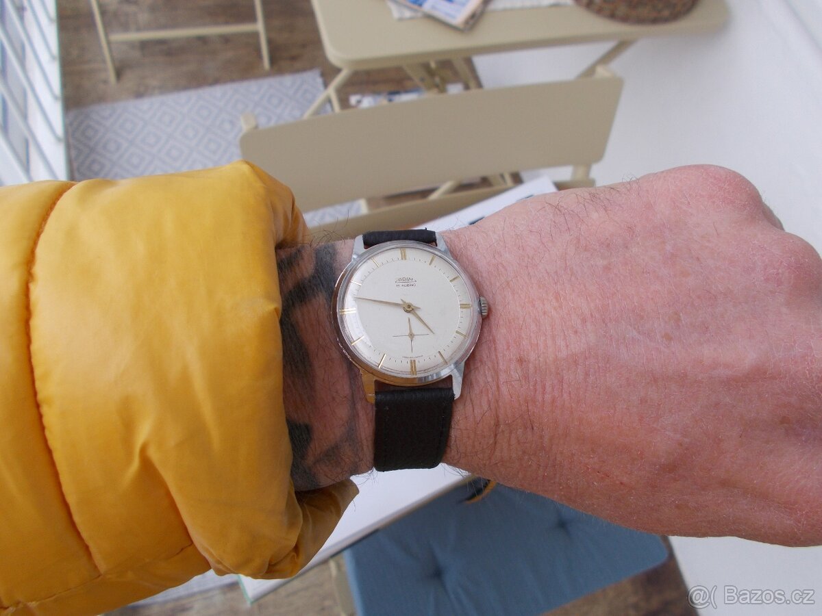 pekne oblibene funkcni hodinky prim Traktor  rok 1960