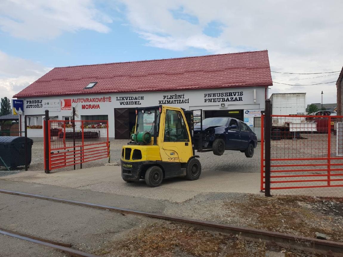 Práce na autovrakovišti v Olomouci