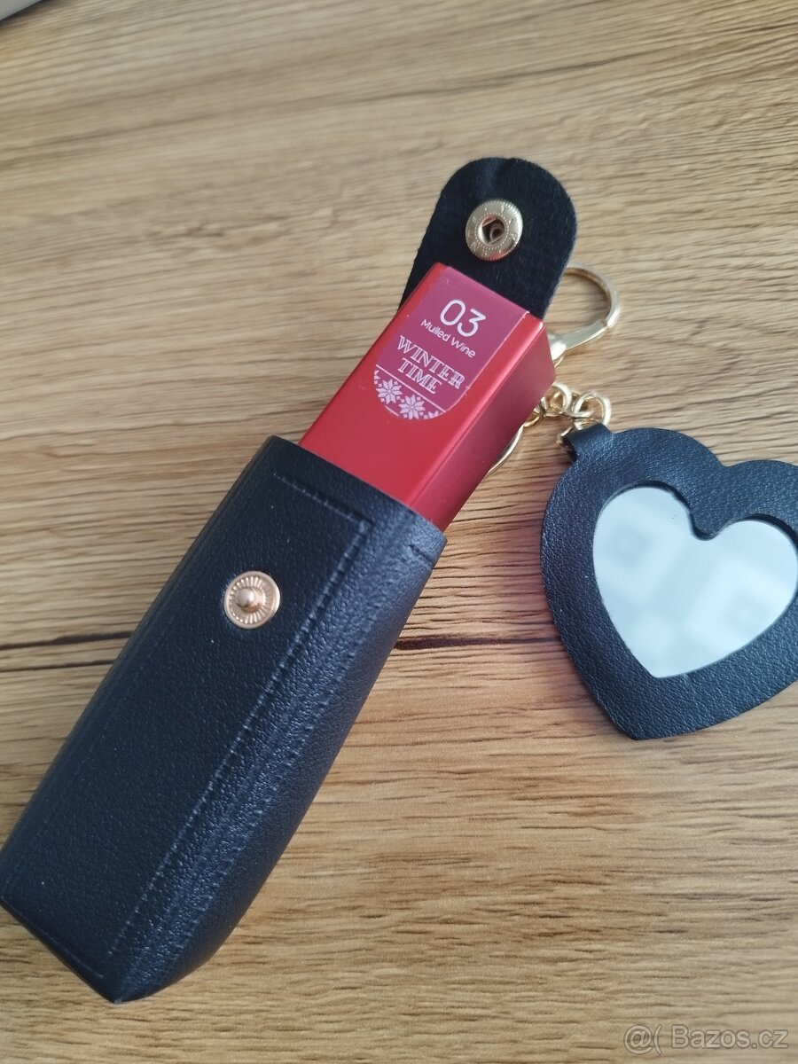 Černý obal na rtěnku