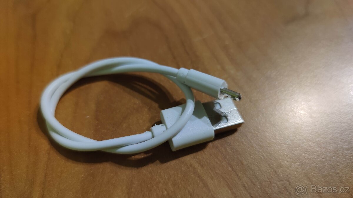 Bílý micro USB kabel