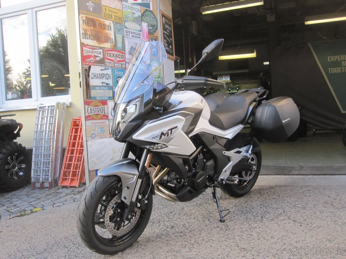 CFMOTO 700MT Premium bílá