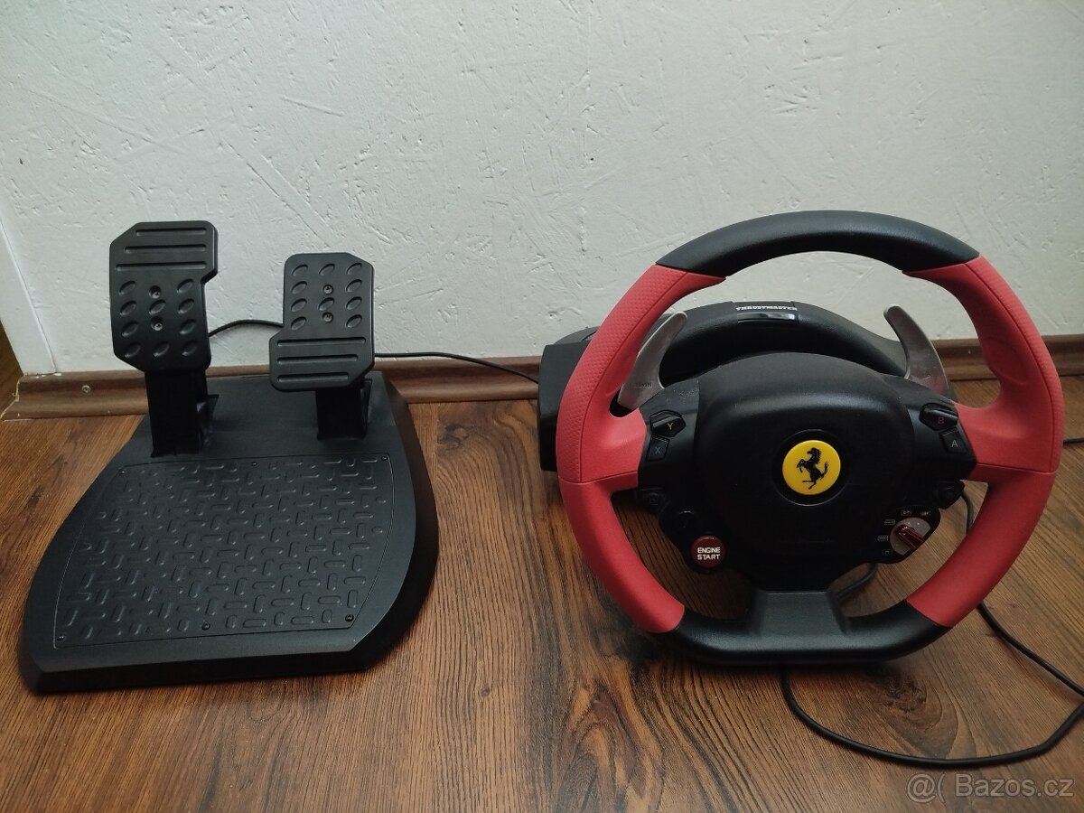 Herní volant pro Xbox.