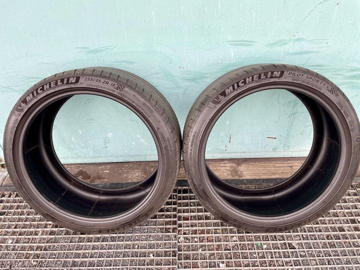Letní pneu Michelin pilot sport 4S, 255/35 ZR19.