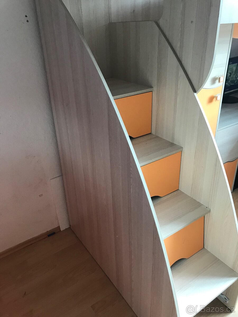 Prodám postel s psacím stolem