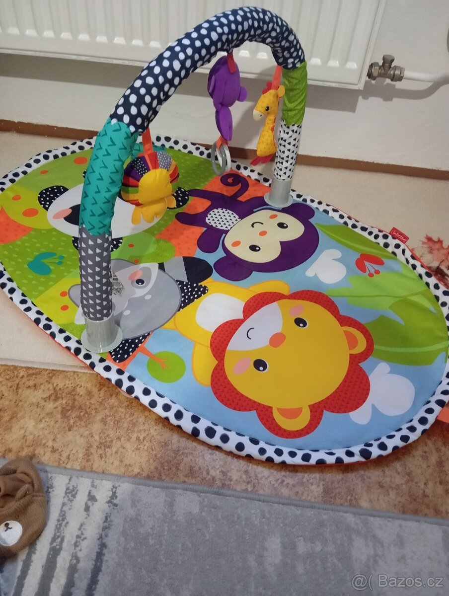 Hrací deka, dětské oblečení a botičky. Cena za vše.