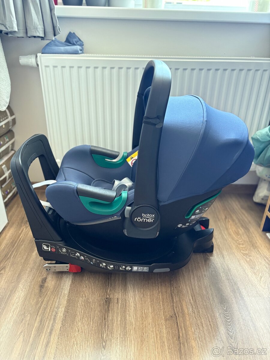 Autosedačka Britax Römer babysafe isense s otočnou základnou