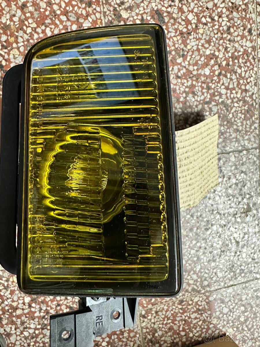 Žluté mlhové světlo pravé BMW E34