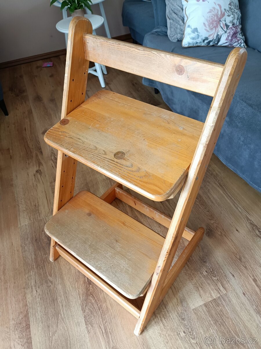 Rostoucí židle s opěrkou pro nohy