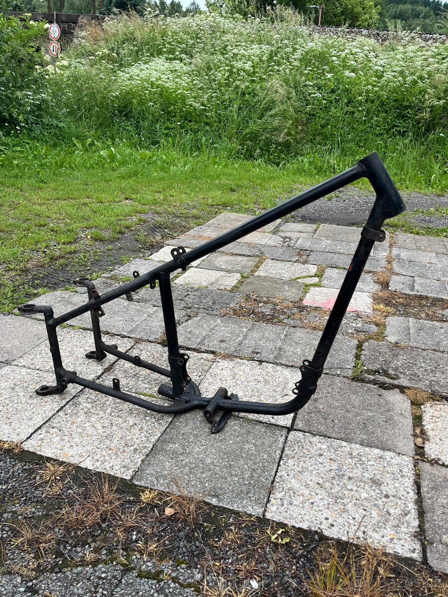 Rám motocyklu CZ 125 T B - dobová úprava