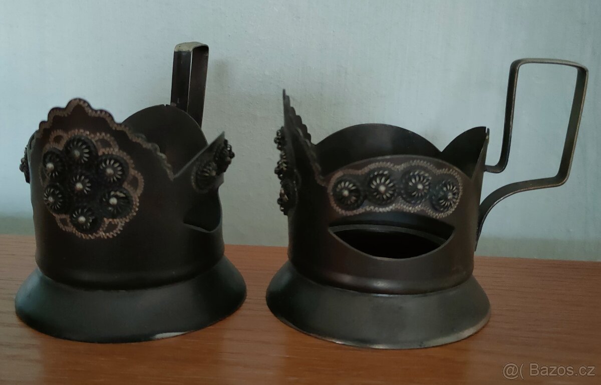 Kovové držáky na pohárky - podšálky