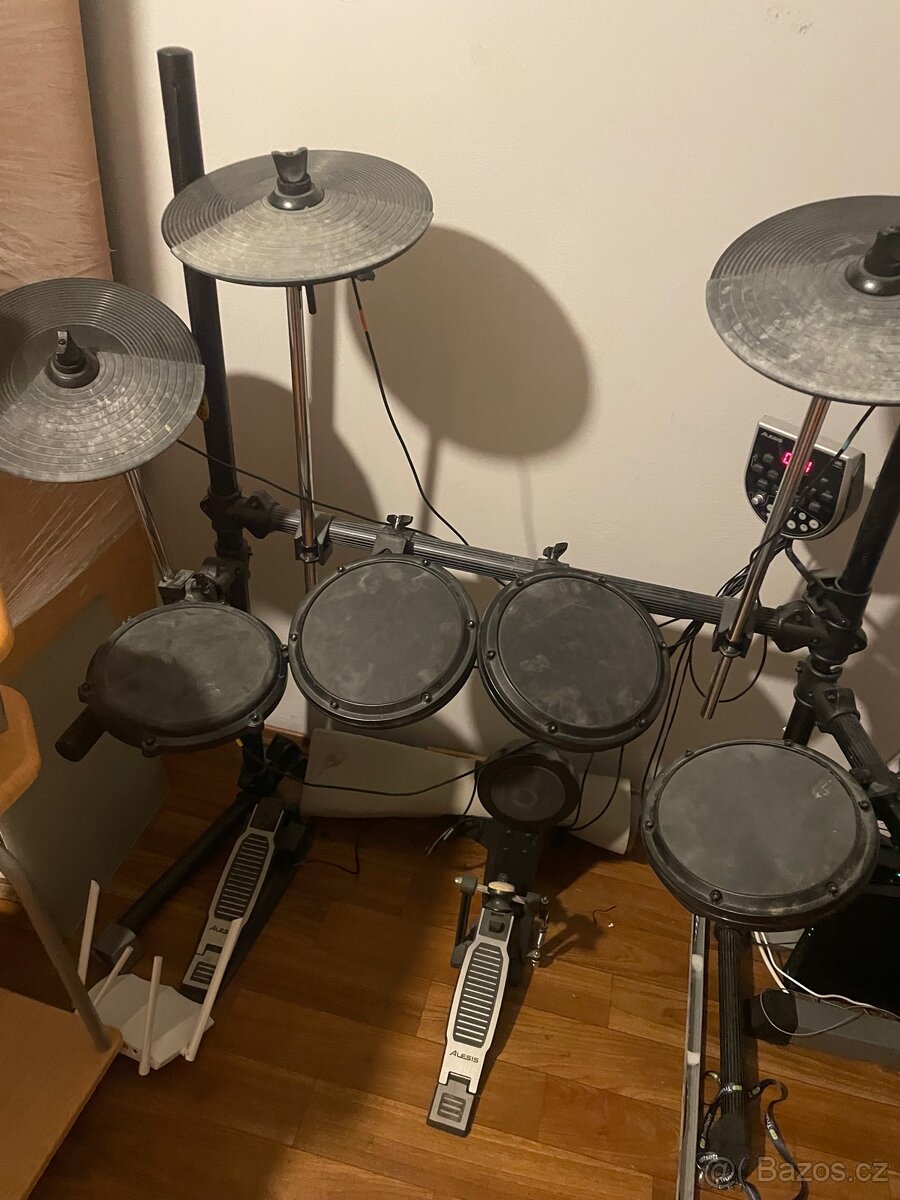 Elektrické bicí alesis