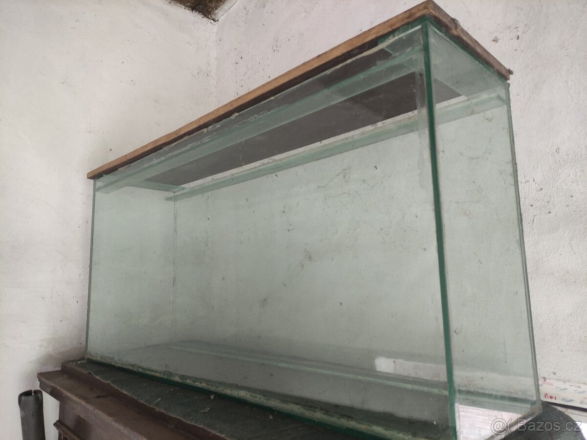 Akvárium se stojanem