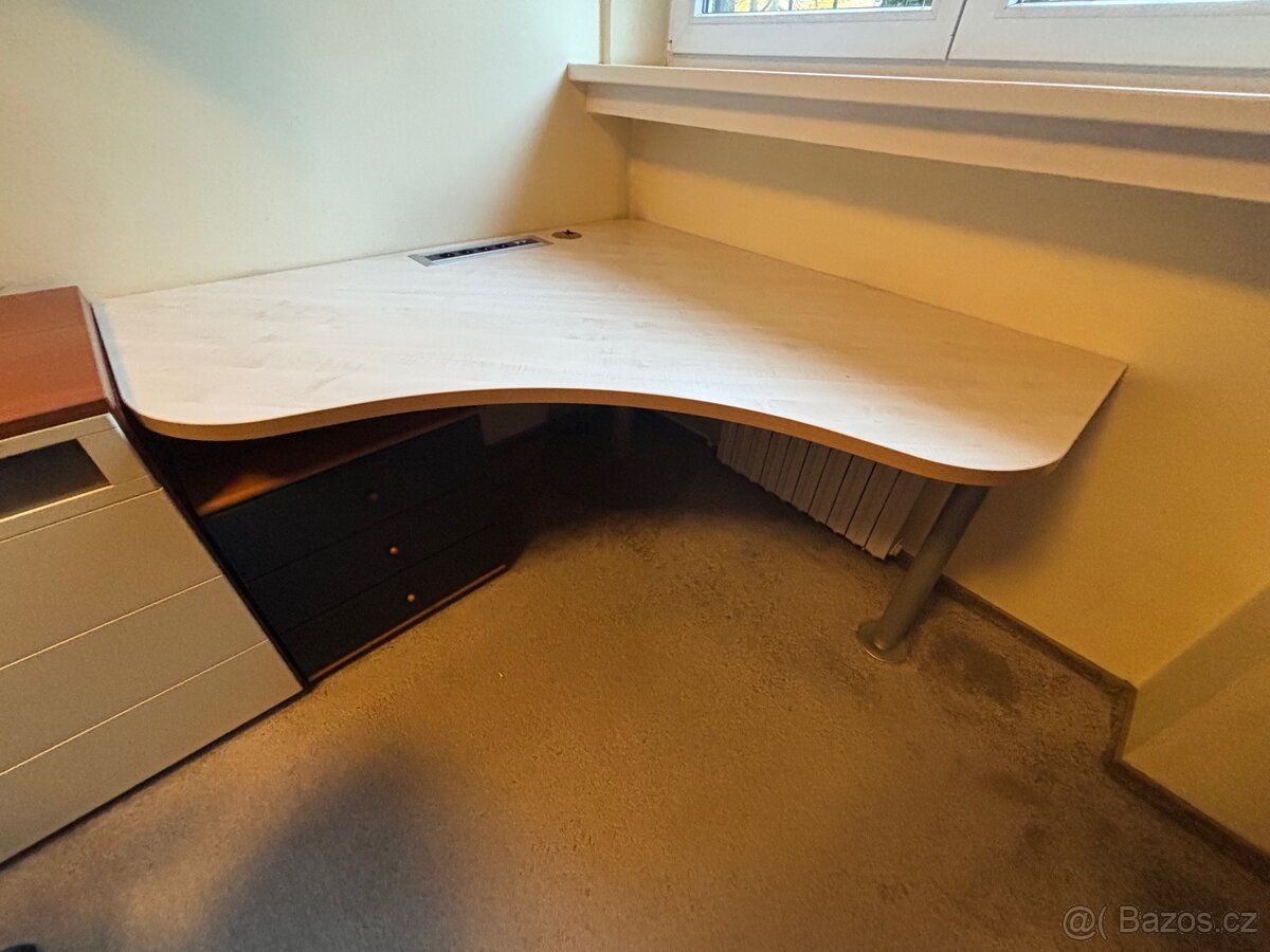 Rohový pracovní stůl