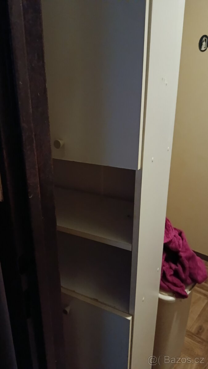 Vysoká skříňka do koupelny a polička na zeď