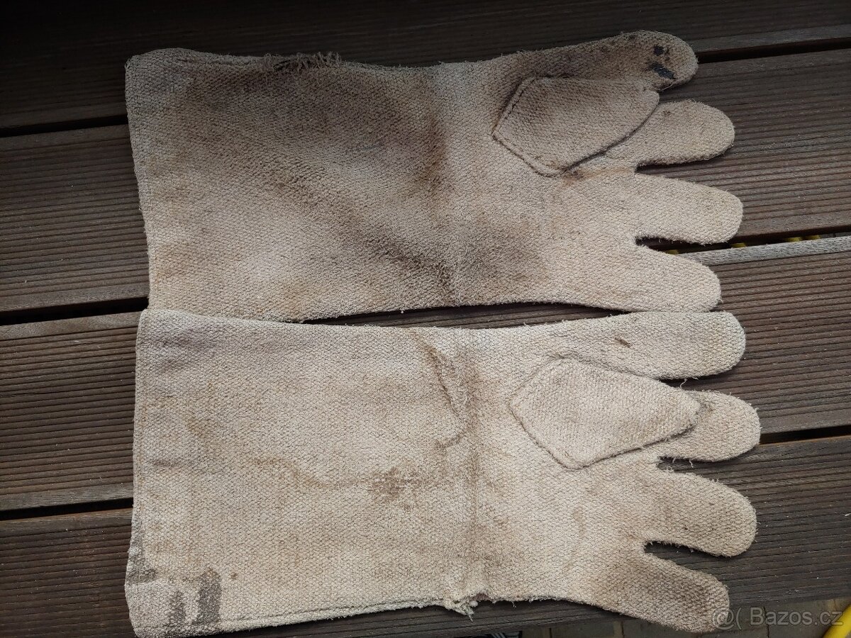 staré žáru odolné rukavice