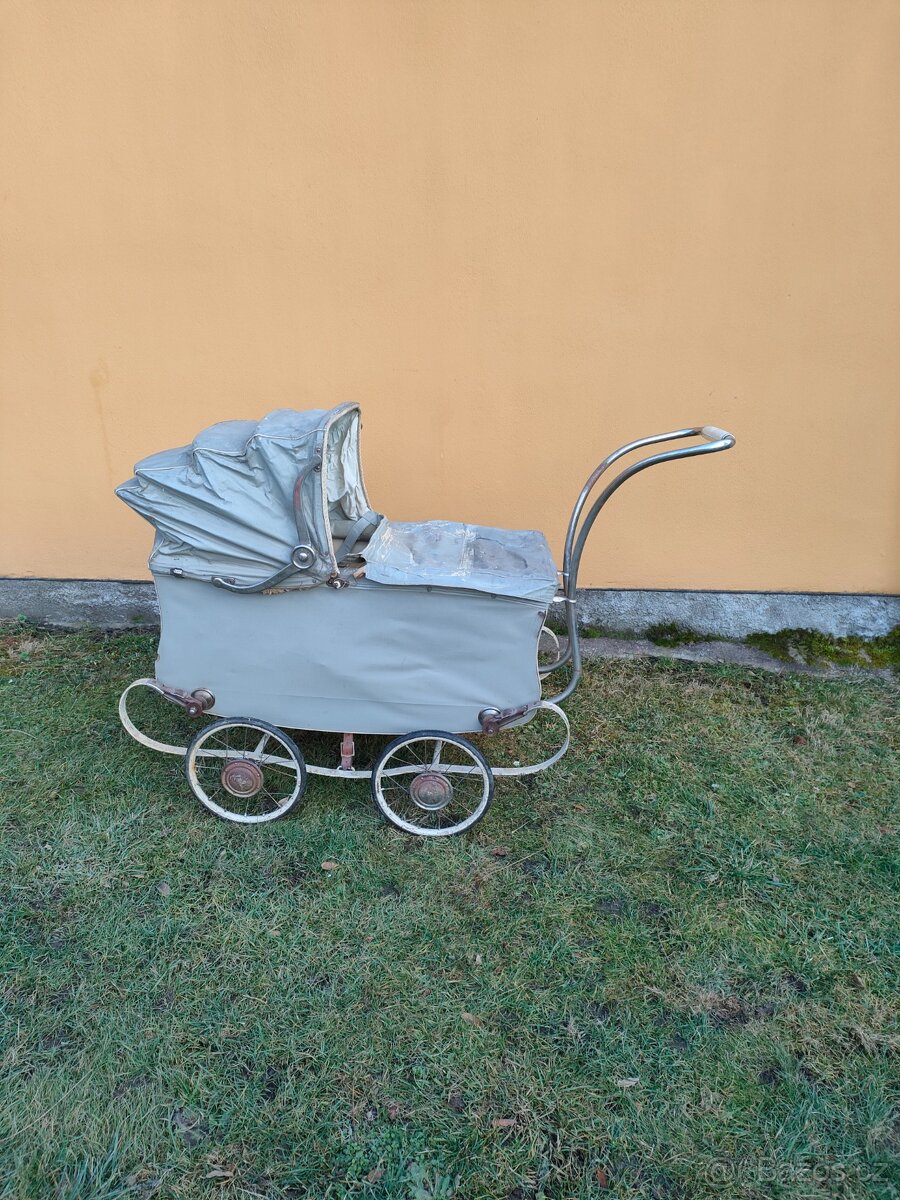 OPEL - starožitný kočárek pro miminko (1935)