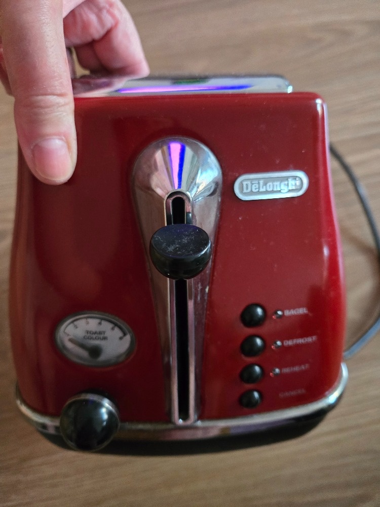 Topinkovač DeLonghi červený