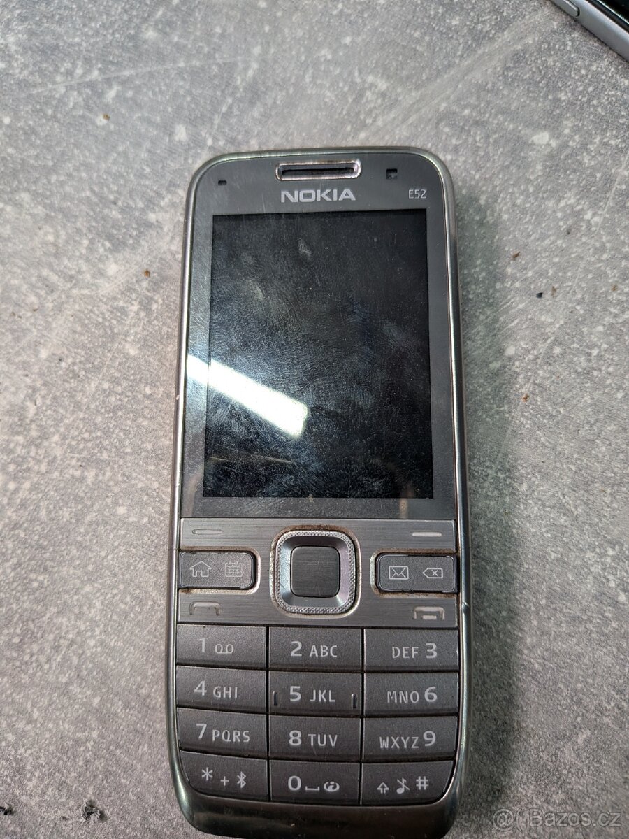 Nokia e52