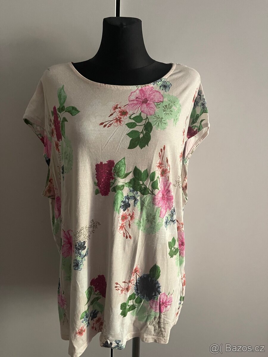 Příjemné tričko s květy vel.XXL/52-54.