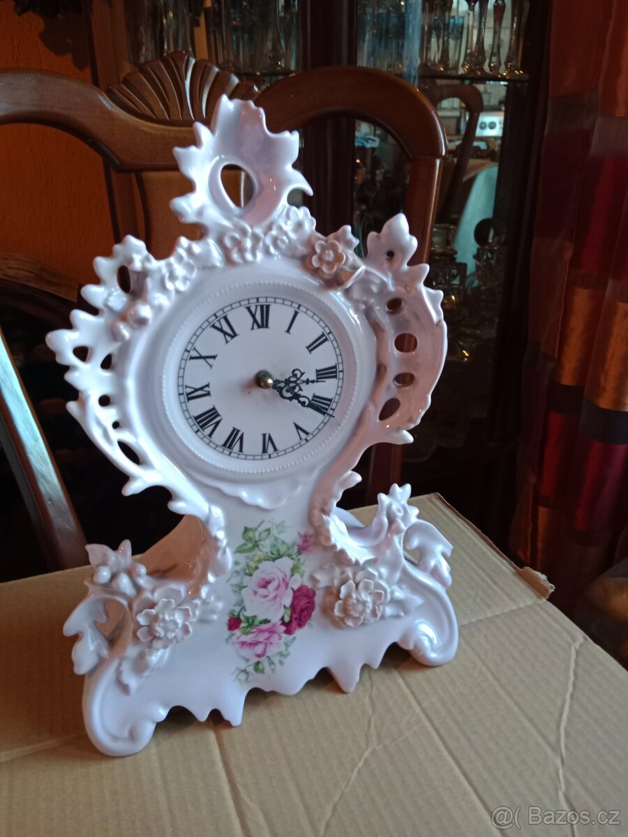 Pěkné funkční růžové porcelánové hodiny