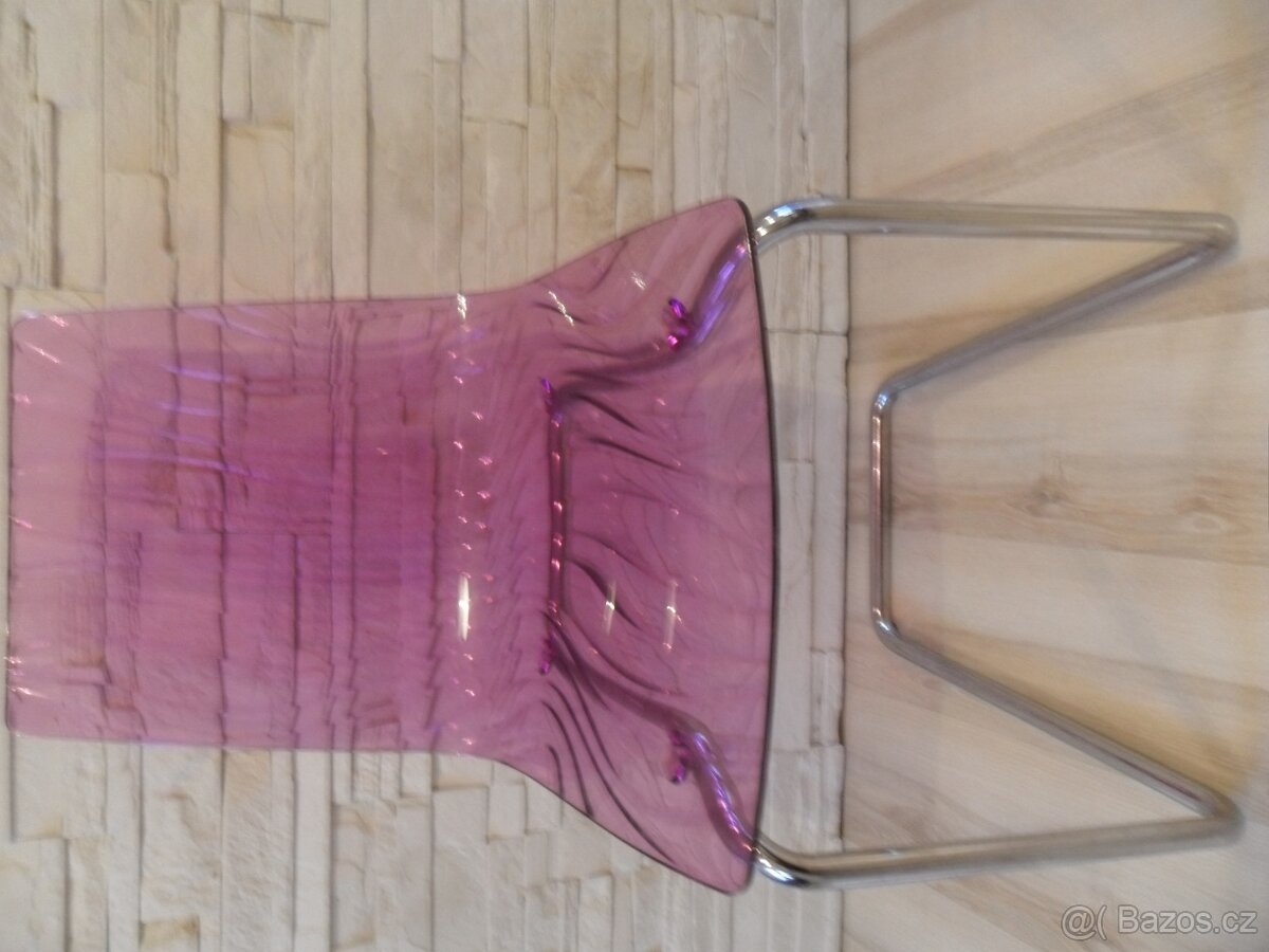 Akrylátové jídelní židle.