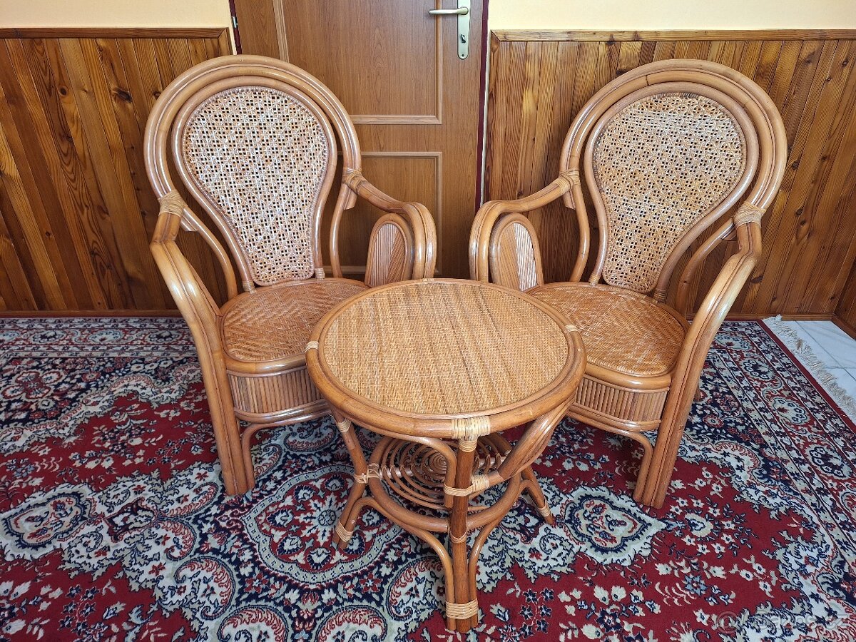 Ratanová křesla a stolek