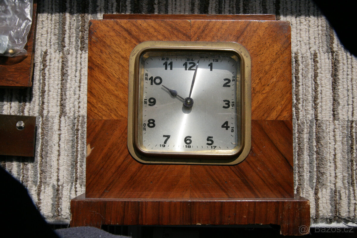 Raritní stolní hodiny se skrytou pokladničkou