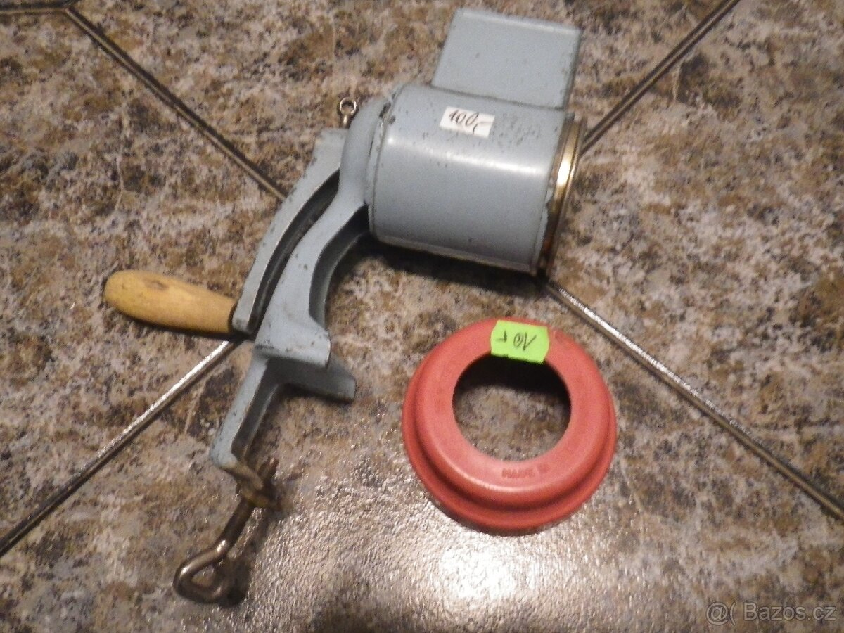 PRODÁNO MLÝNEK NA STROUHANKU A ZAVAŘOVACÍ HLAVICE OMNIA