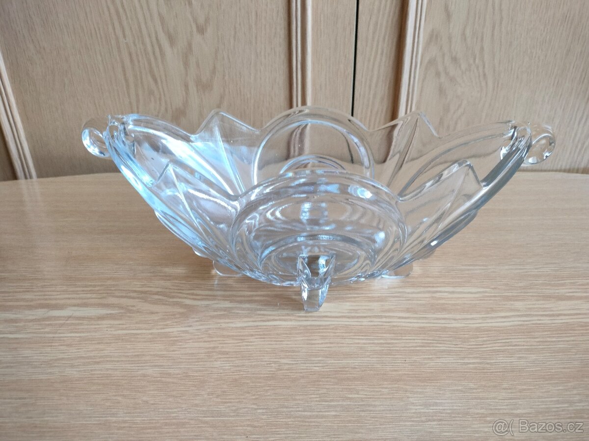 Skleněná mísa na nožičkách