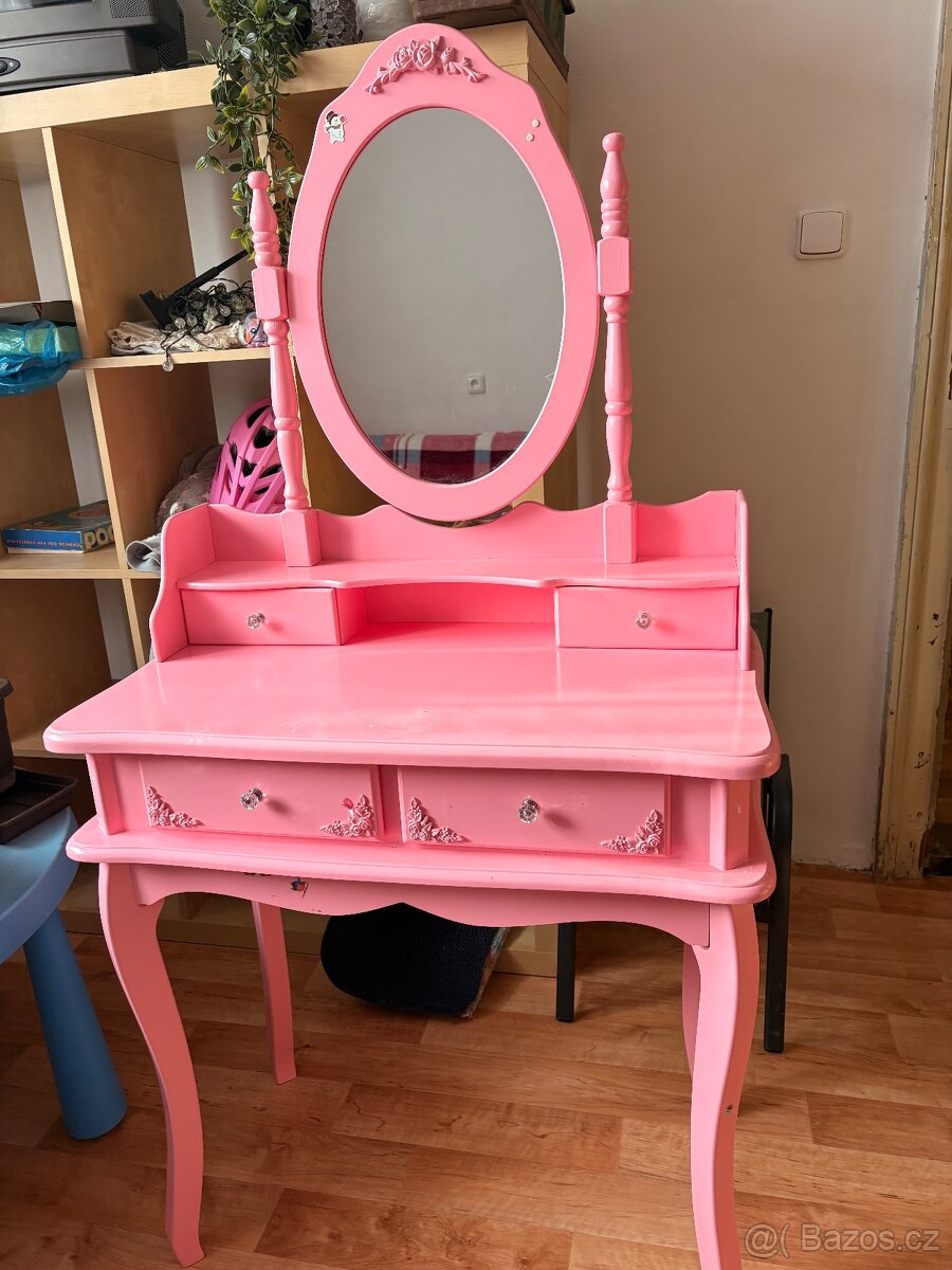 Prodám toaletní stolek se srcadlem