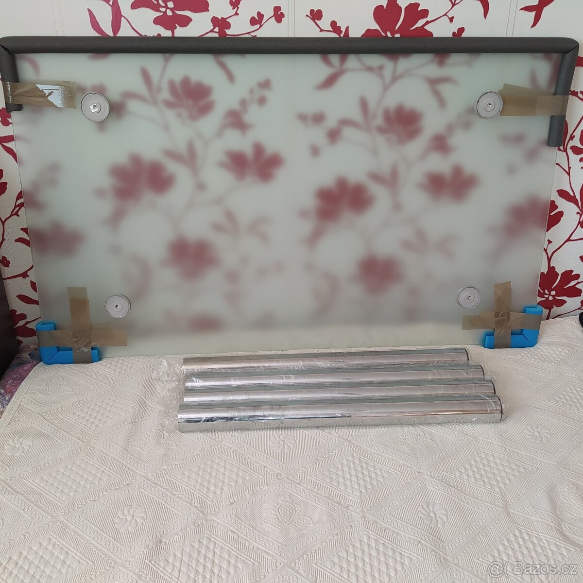 Prodám skleněný jídelní stůl.