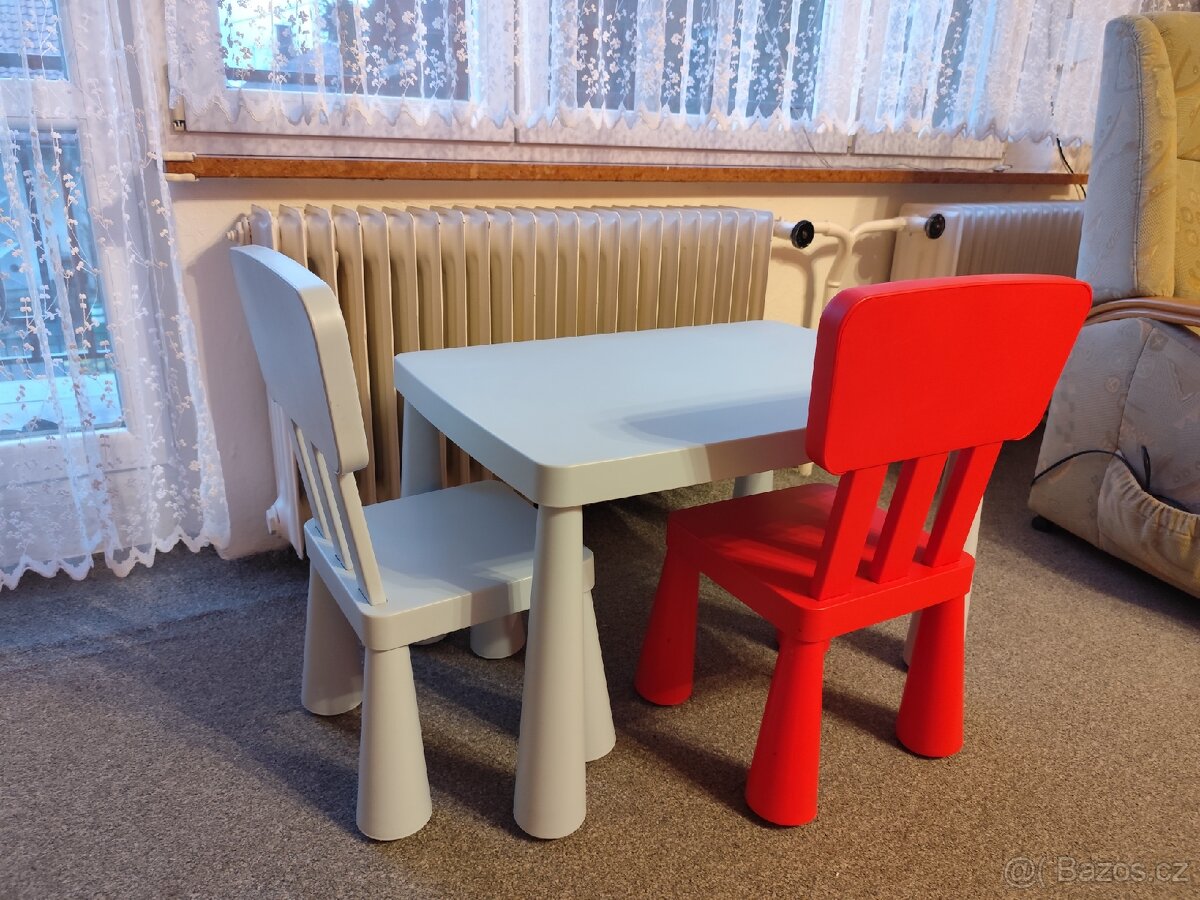 Plastový stůl IKEA a 2 židličky.