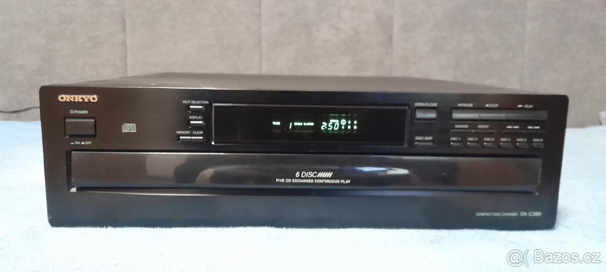 CD přehrávač Onkyo DX-C380-měnič kompaktních disků.