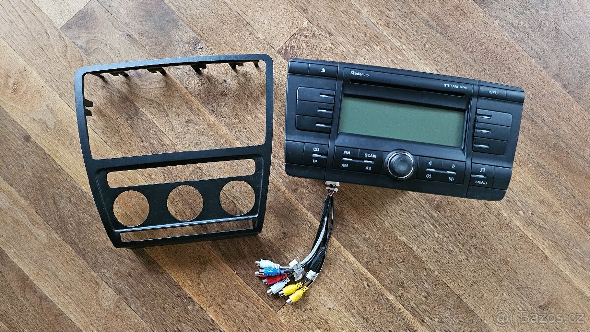 Rádio a kryt kolem rádia na auto Škoda