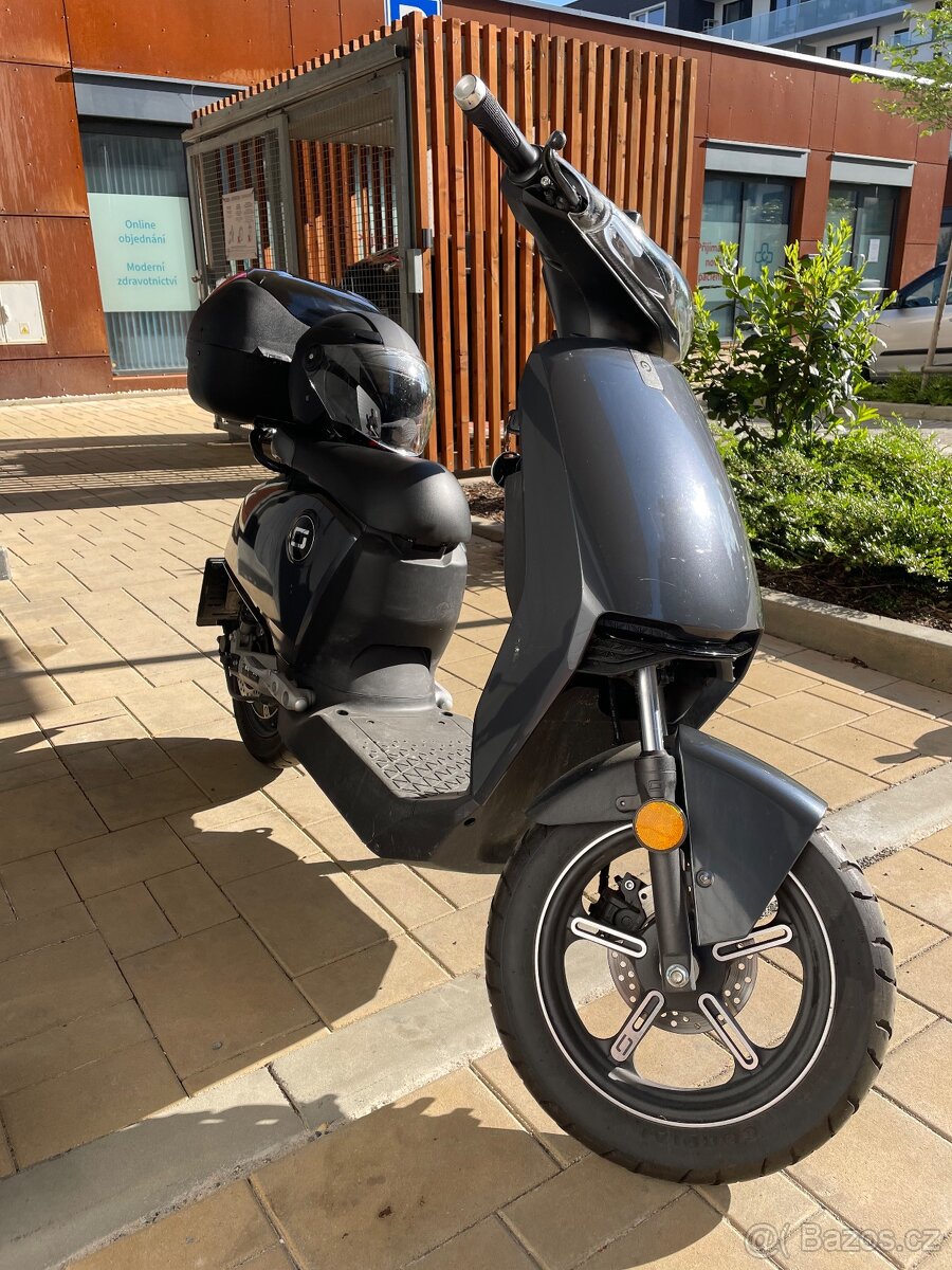 2021 Elektroskutr Super Soco Cux - zánovní baterie, helma