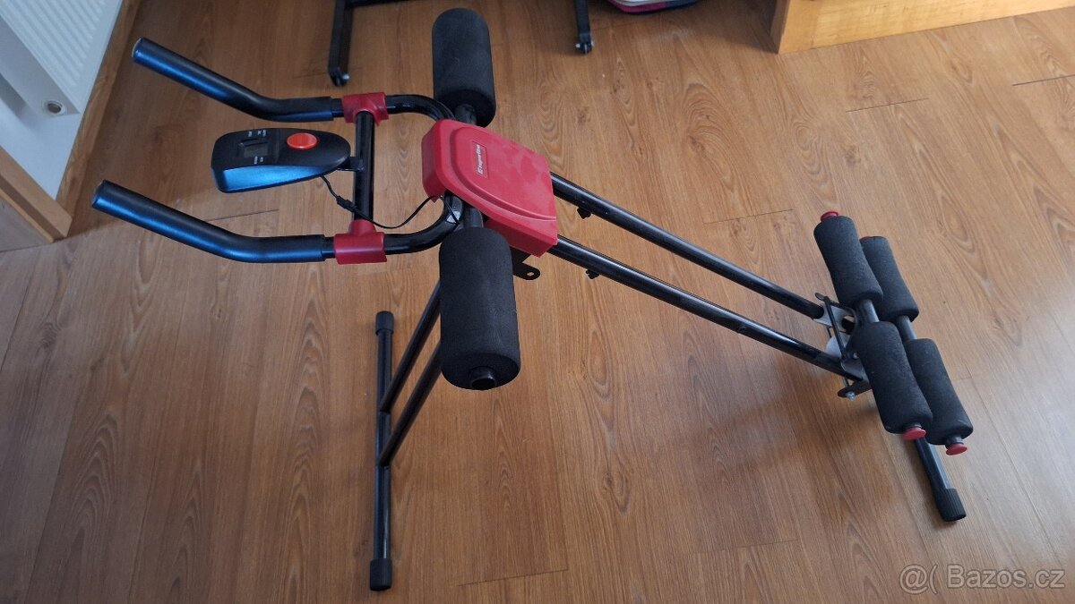 Posilovací stroj na břicho